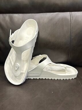 Brand New Birkenstock Gizeh sandals size 9